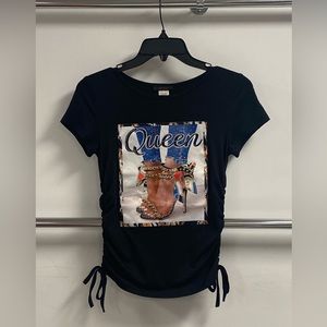 Short sleeve side cinch top with queen patch